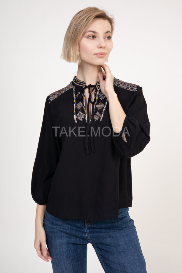 Блуза украшенная шитьем и пайетками