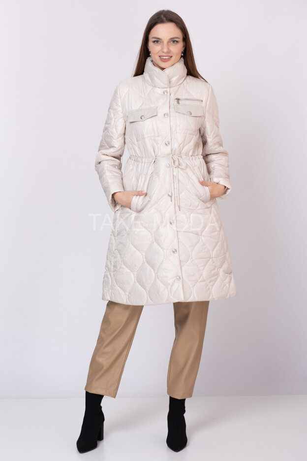 Приталенное стеганное пальто с карманами на полочке