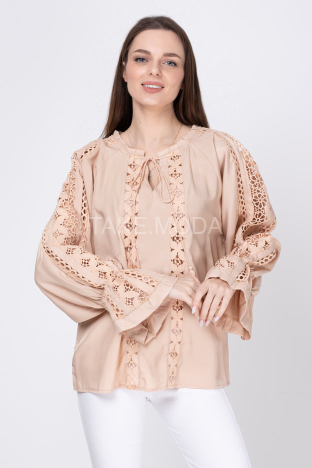 Блуза с ажурным шитьем